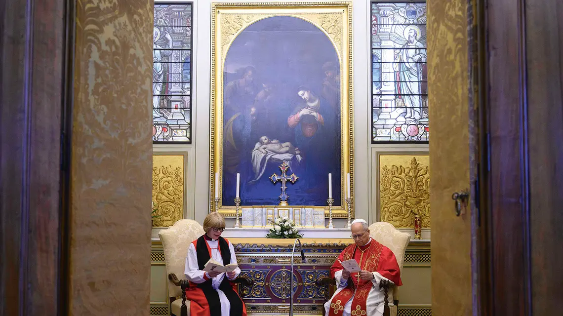 Leon XIV spotkał się z arcybiskupką Canterbury, Sarah Mullally, podczas prywatnej audiencji w Pałacu Apostolskim 27 kwietnia 2026 r. w Watykanie. To spotkanie było centralnym punktem czterodniowej pielgrzymki do Rzymu nowej prymas Kościoła anglikańskiego. fot. Simone Risoluti/ Vatican Media/ Vatican Pool/Getty Images