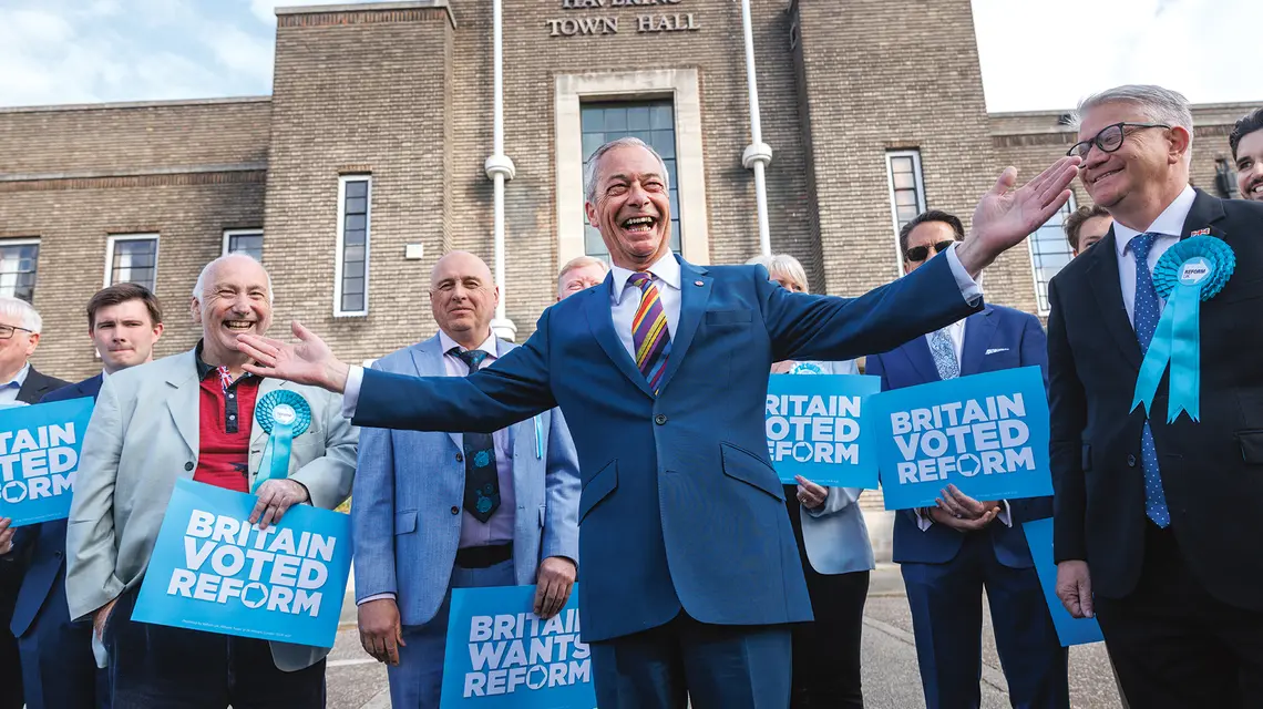 Lider Nigel Farage i zwycięscy kandydaci z list partii Reform UK w Romford w Anglii, 8 maja 2026 r. | fot. Dan Kitwood/Getty Images
