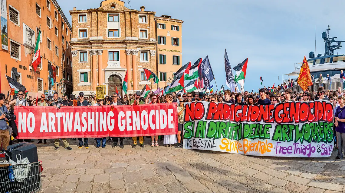 Manifestacja przeciwko „wybielaniu” wizerunku poprzez sztukę podczas otwarcia 61. Biennale w Wenecji. Aktywiści z koalicji Art Not Genocide Alliance (ANGA) sprzeciwiają się obecności pawilonów narodowych państw uwikłanych w konflikty zbrojne oraz wykorzystywaniu prestiżowych imprez kulturalnych do poprawy reputacji agresorów i korporacji. 61. Międzynarodowa Wystawa Sztuki – Biennale w Wenecji trwa do 22 listopada br. | fot. Simone Padovani/Getty Images