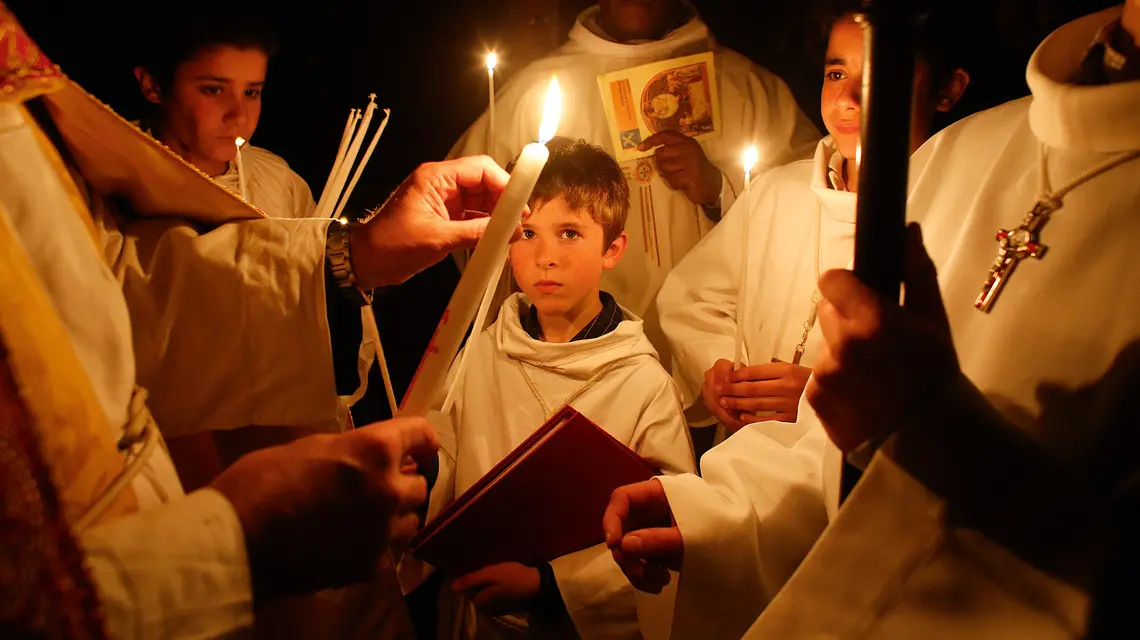 Liturgia Wigilii Paschalnej w Kościele Notre Dame du Travail w Paryżu: symbol przekazywania światła Chrystusa przypomina o misji każdego wierzącego, by być „światłością dla pogan”, 15 kwietnia 2017 r. | fot. Godong/Getty Images