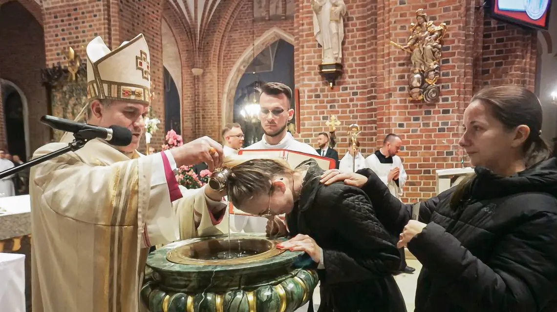 Wigilia paschalna z udzieleniem sakramentu chrztu św. siedmiu dorosłym katechumenom pod  przewodnictwem abp. Zbigniewa Zielińskiego, metropolity poznańskiego, Poznań, Bazylika Archikatedralna, 4 kwietnia 2026 r. Fot. Waldemar Wylegalski/Archidiecezja Poznańska