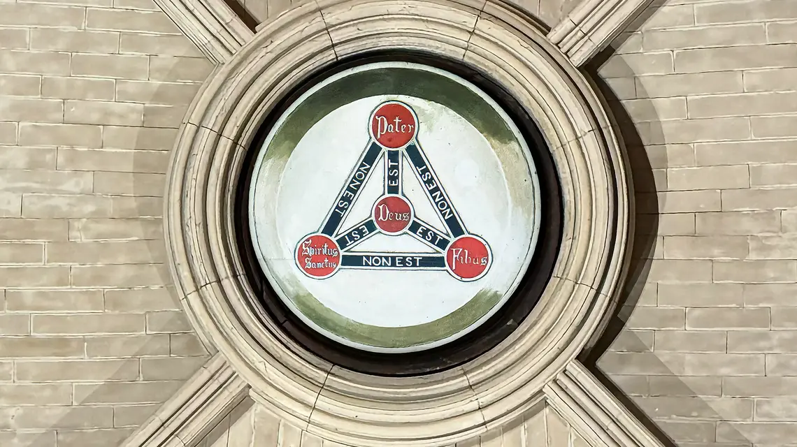 Detal sklepienia krzyżowo-żebrowego z Tarczą Trójcy Świętej (Scutum Fidei) – neogotycki element architektoniczny z wnętrza jednej z zabytkowych katedr w Dublinie, Irlandia. Okrągły medalion umieszczony w punkcie zbiegu profilowanych żeber sufitowych stanowi tradycyjny wizualny zapis dogmatu o Trójjedynym Bogu | fot. ks. Wojciech Nowicki