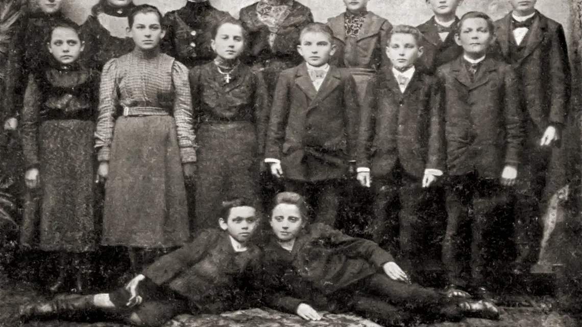 Uczestnicy strajku dzieci wrzesińskich, wśród nich (u góry pośrodku) Bronisława Śmidowicz | fot. Wikipedia