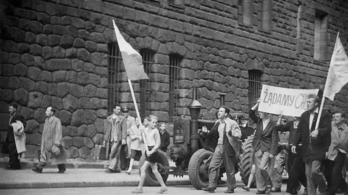Pochód, który rozpoczął się od wyjścia na ulice pracowników Cegielskiego, bardzo szybko przekształcił się z demonstracji robotniczej w manifestację całego społeczeństwa | fot. Oddziałowe Archiwum Instytutu Pamięci Narodowej w Poznaniu