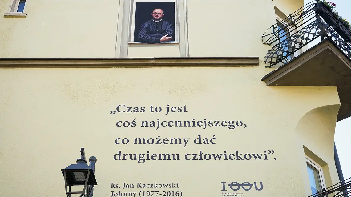 Mural w Sopocie upamiętniający twórcę hospicjum w Pucku, sierpień 2023 r. Ksiądz Jan Kaczkowski mówił o chorowaniu realistycznie i bez upiększania, a jednocześnie z empatią i zrozumieniem, jak ważna jest godność pacjenta | fot. Jakub Strzelczyk/East News