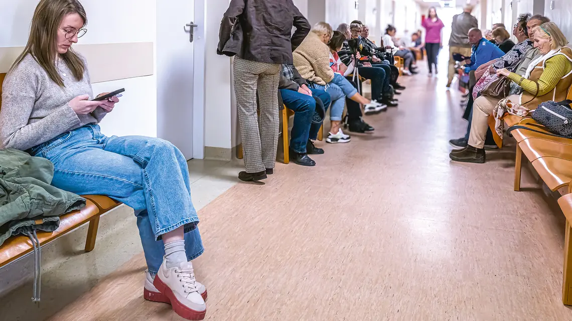 Zarządzający szpitalami na prowincji obawiają się, że jeśli lekarze obcokrajowcy nadal będą wykluczani z możliwości pracy w Polsce, może to zakończyć się zamykaniem szpitalnych oddziałów i przychodni. Przychodnia lekarska w Olsztynie, 1 października 2025 r. | fot. Eryk Stawiński/ REPORTER/East News