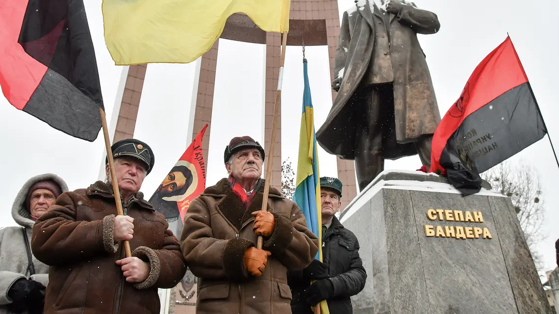Dla jednych zbrodniarz, dla innych bohater – dla niektórych Ukraińców Stepan Bandera wciąż pozostaje bojownikiem o wolny kraj, uosabiającym opór przeciwko reżimowi ZSRR. Na zdjęciu: obchody 117. rocznicy urodzin Bandery, Lwów, 1 stycznia 2026 r. | fot. Beata Zawrzel/REPORTER/East News
