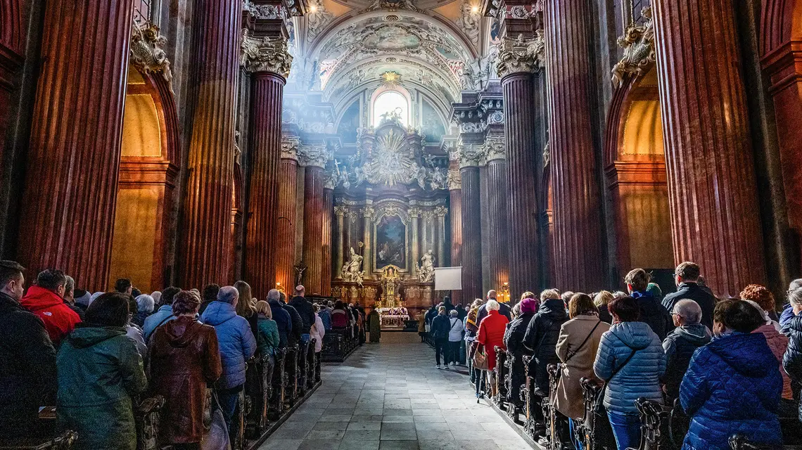Reforma po Soborze Watykańskim II miała na celu zmianę sposobu uczestnictwa w liturgii – od strategii widza jak w teatrze po partycypację. Poznań, 8 marca 2026 r. | fot. Łukasz Gdak/East News