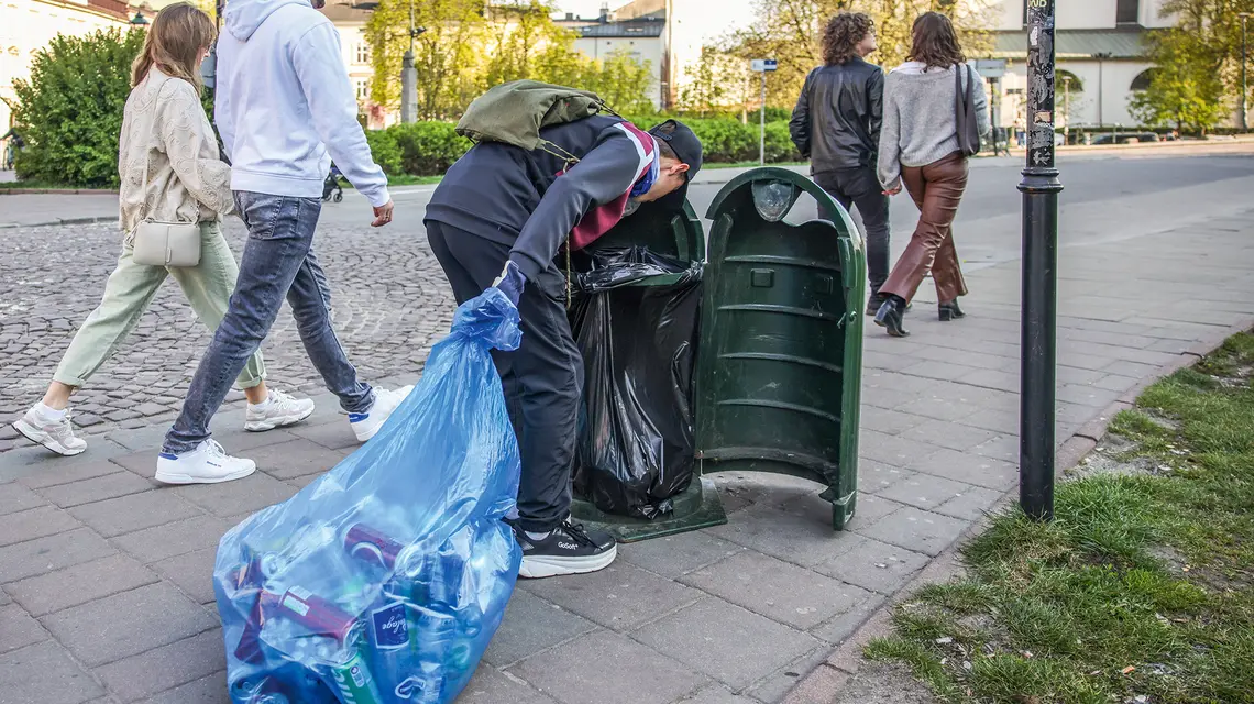 W gminach wiejskich brakuje punktów zwrotu opakowań kaucyjnych, w dużych miastach raczej nie ma z tym problemu – rekordzista w Krakowie odzyskał z kaucji ponad 1600 zł | fot. Beata Zawrzel/REPORTER