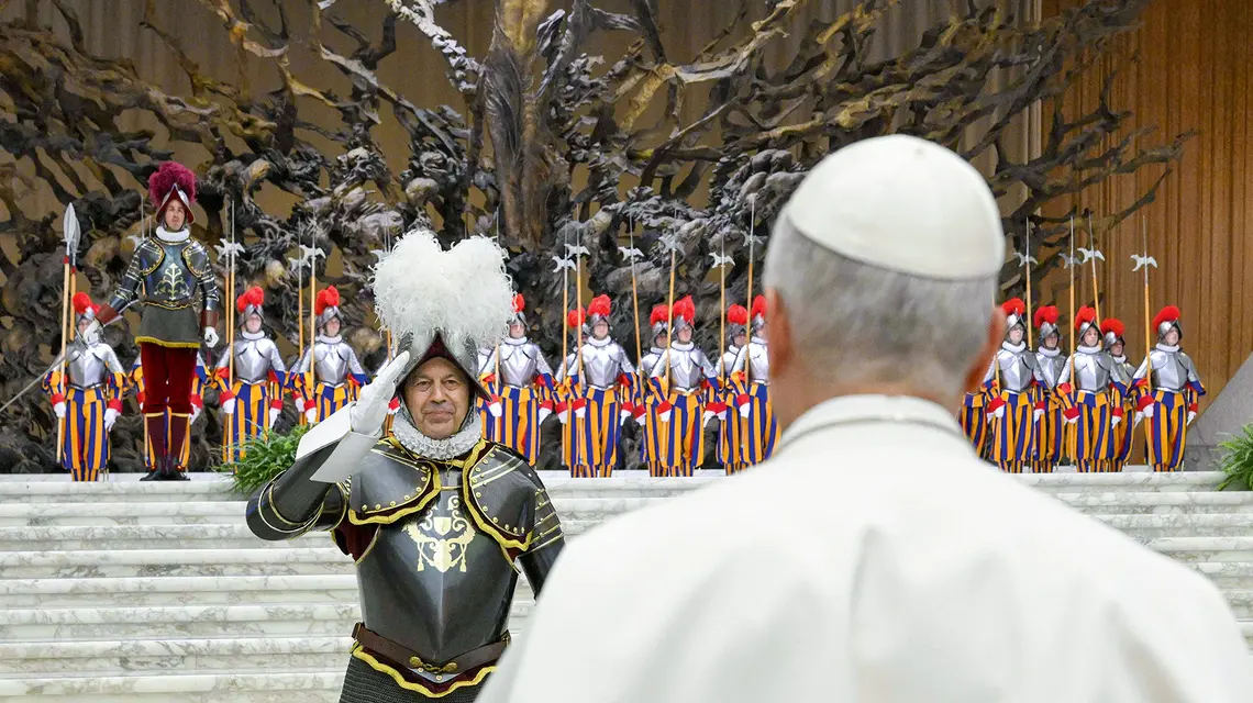 Papież Leon XIV podczas uroczystości zaprzysiężenia nowych rekrutów Gwardii Szwajcarskiej. Z powodu deszczu wydarzenie zorganizowano w Auli Pawła VI. Watykan, 6 maja 2026 r. | fot. VATICAN MEDIA/East News