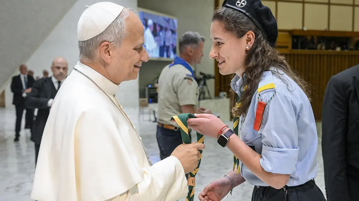 Papież Leon XIV spotyka się z europejską młodzieżą skautową. Kościół już od czasów Leona XIII podkreśla, że wychowanie młodych w duchu pokoju i solidarności jest fundamentem sprawiedliwego świata. Watykan, 1 czerwca 2026 r. | fot. VATICAN MEDIA/East News