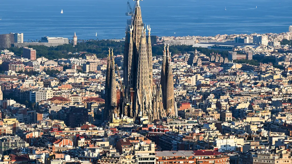 Bazylika Sagrada Família w Barcelonie na kilka dni przed wizytą Leona XIV. Budowa świątyni rozpoczęła się w 1882 roku. Mimo zamontowania krzyża na najwyższej z wież całość nie jest ukończona. Szacuje się, że pełne wykończenie detali rzeźbiarskich i wnętrza potrwa jeszcze kilka lat | fot. Cheng Min/Xinhua News/East News