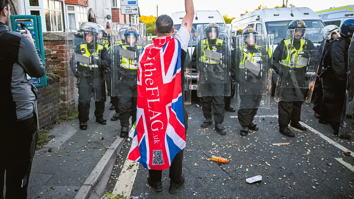 Demonstracja w Southampton, 2 czerwca 2026 r. Protestujący wyszli na ulice po opublikowaniu nagrań z kamer policjantów, pokazujących, że funkcjonariusze nie pomogli Henry'emu Nowakowi, który mówił, że został pchnięty nożem i nie może oddychać | fot. Justin Tallis/AFP/ East News