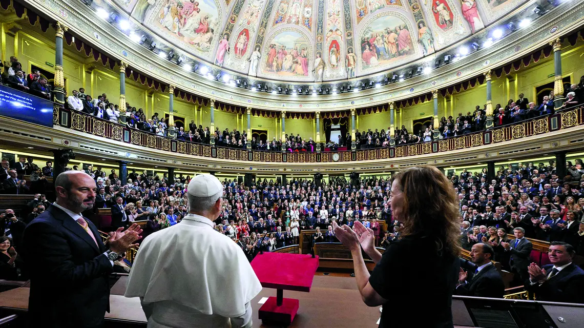 Świat przeżywa głęboki kryzys duchowy i kulturowy, który przejawia się w licznych formach przemocy, polaryzacji i wzajemnej nieufności. W tym kontekście pokój jawi się jako aspiracja polityczna, a jeszcze bardziej jako prawdziwy wymóg moralny. Domaga się on języka publicznego szanującego tych, którzy myślą inaczej – mówił w hiszpańskim parlamencie 8 czerwca Leon XIV | fot. Vatican Media/CPP/Imago Stock and People/East News