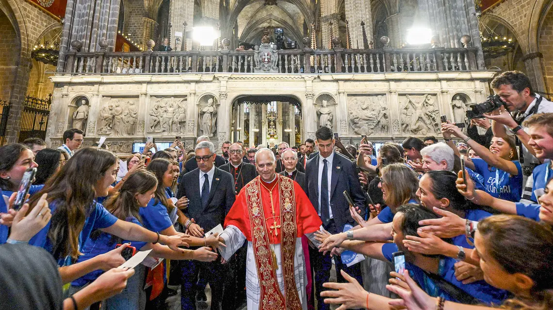 Papież Leon XIV witany przez wiernych w Katedrze Świętego Krzyża i św. Eulalii w Barcelonie, gdzie przewodniczył południowej modlitwie, 9 czerwca 2026 r. | Fot. VM/CPP/East News