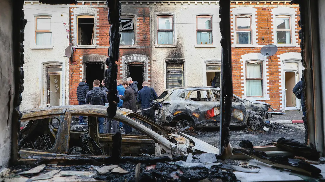 W Belfaście podczas antyimigranckich zamieszek płonęły m.in. sklepy należące do zagranicznych osiedleńców | fot. Paul Faith/AFP/East News