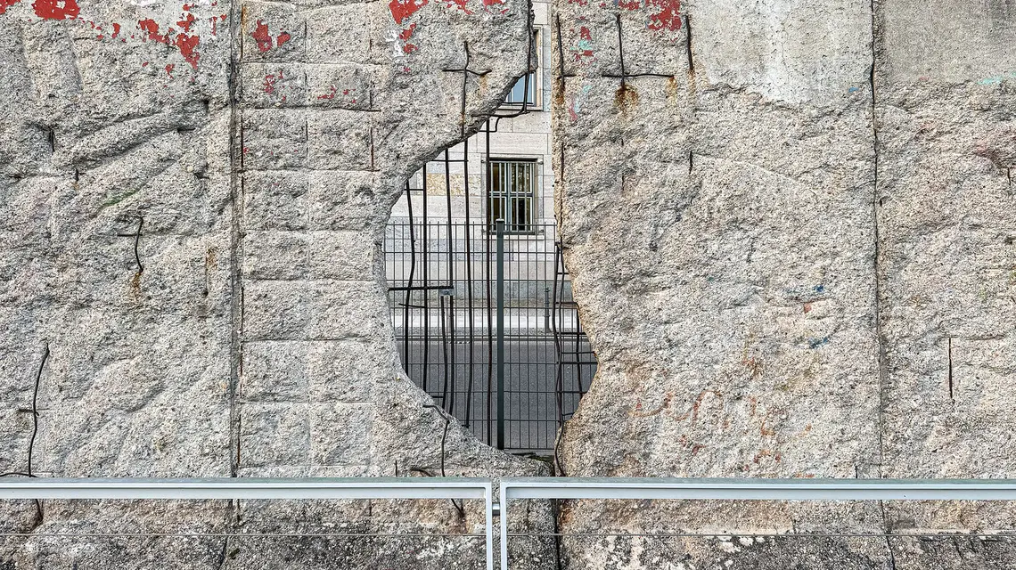 Fragment muru berlińskiego przy Niederkirchnerstraße, luty 2026 r. Jego upadek był symbolicznym końcem podziału w Europie na blok wschodni, będący strefą wpływów Związku Radziekiego, i zachodni, demokratyczny. Papież Leon XIV przestrzega przed wznoszeniem murów między ludźmi i państwami, niekoniecznie tych z kamienia | fot. ks. Wojciech Nowicki