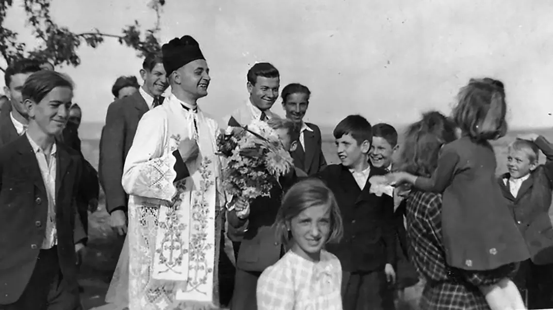 Ks. Jan Bula, jak mało który z pasterzy sąsiednich parafii, potrafił przyciągać do siebie młodzież. Ta jego „wina” wystarczyła, by wydać na niego wyrok. Zdjęcie wykonano między sierpniem 1945 a kwietniem 1951 roku | fot. Wikipedia