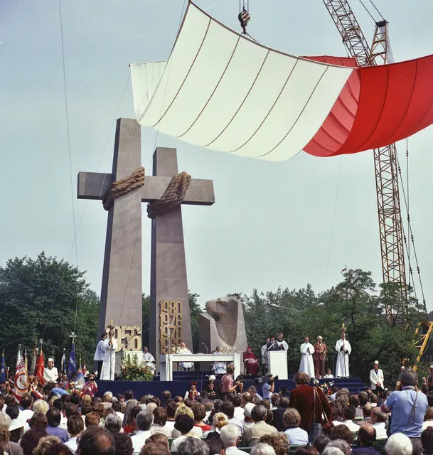  Uroczystość odsłonięcia pomnika Ofiar Poznańskiego Czerwca w 1981 r., dokładnie w 25. rocznicę wydarzeń czerwcowych fot. Wiesław M. Zieliński/East News