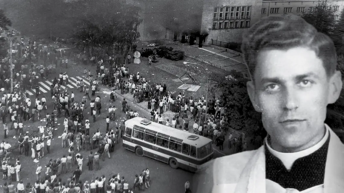 Protestujący robotnicy wokół podpalonego budynku KW PZPR w Radomiu, 25 czerwca 1976 roku. Ks. Roman Kotlarz solidaryzował się z brutalnie pacyfikowanym tłumem i zapłacił za to najwyższą cenę | fot. Wikipedia