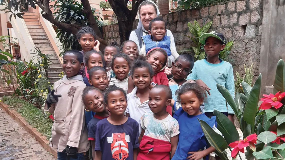Siostra Władysława Piróg FMM z podopiecznymi „podwórkowej stołówki”, Madagaskar | fot. Materiały prasowe/SMZ KS