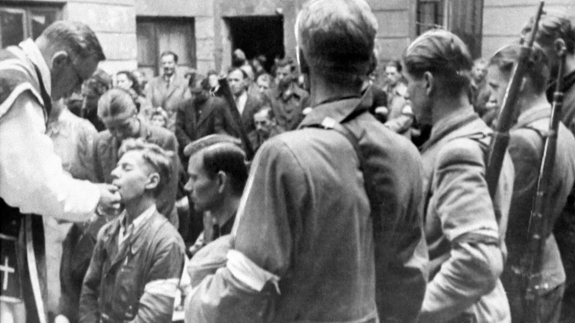Zwykle pamiętamy ich ze zdjęć przedstawiających polowe ołtarze ustawione na podwórkach kamienic, msze odprawiane przed oddziałami Armii Krajowej albo błogosławieństwo udzielane młodym żołnierzom przed wyjściem do walki. Tymczasem znacznie częściej można było spotkać ich w piwnicach pełnych mieszkańców, w szpitalach urządzonych w szkołach i klasztorach albo przy prowizorycznych mogiłach kopanych na podwórkach | fot. Danuta B. Łomaczewska/East News