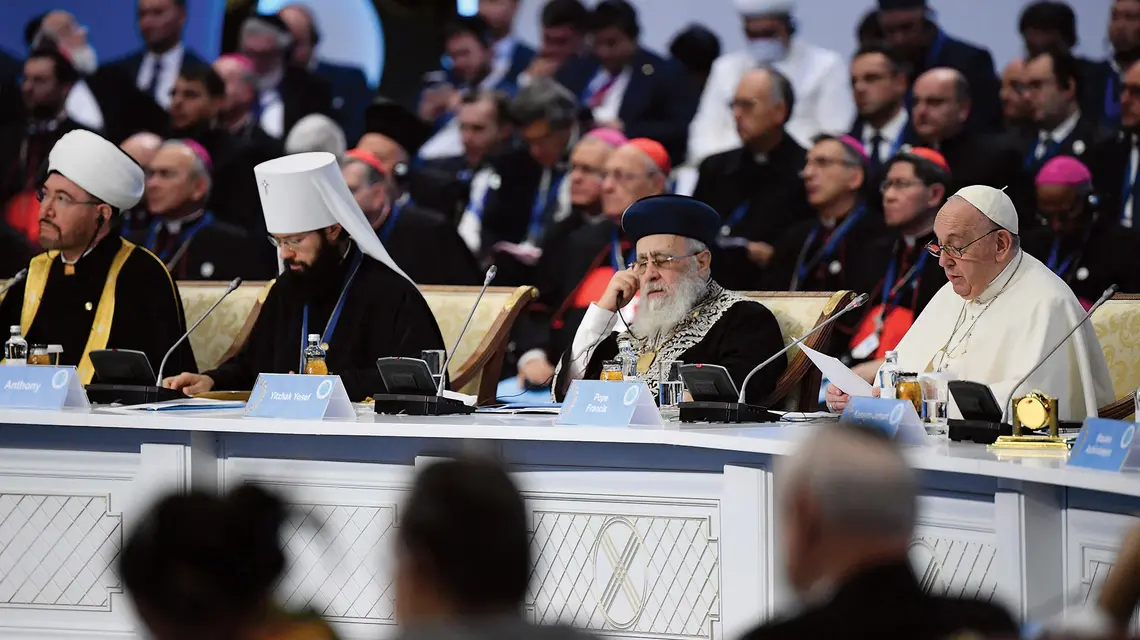 Papież Franciszek podczas pielgrzymki do Kazachstanu we wrześniu 2022 roku. Wziął tam udział w VII Kongresie Przywódców Światowych i Tradycyjnych Religii, a także spotkał się z miejscowymi katolikami, stanowiącymi 2 proc. kazachskiego społeczeństwa | fot. Filippo Monteforte/AFP/East News