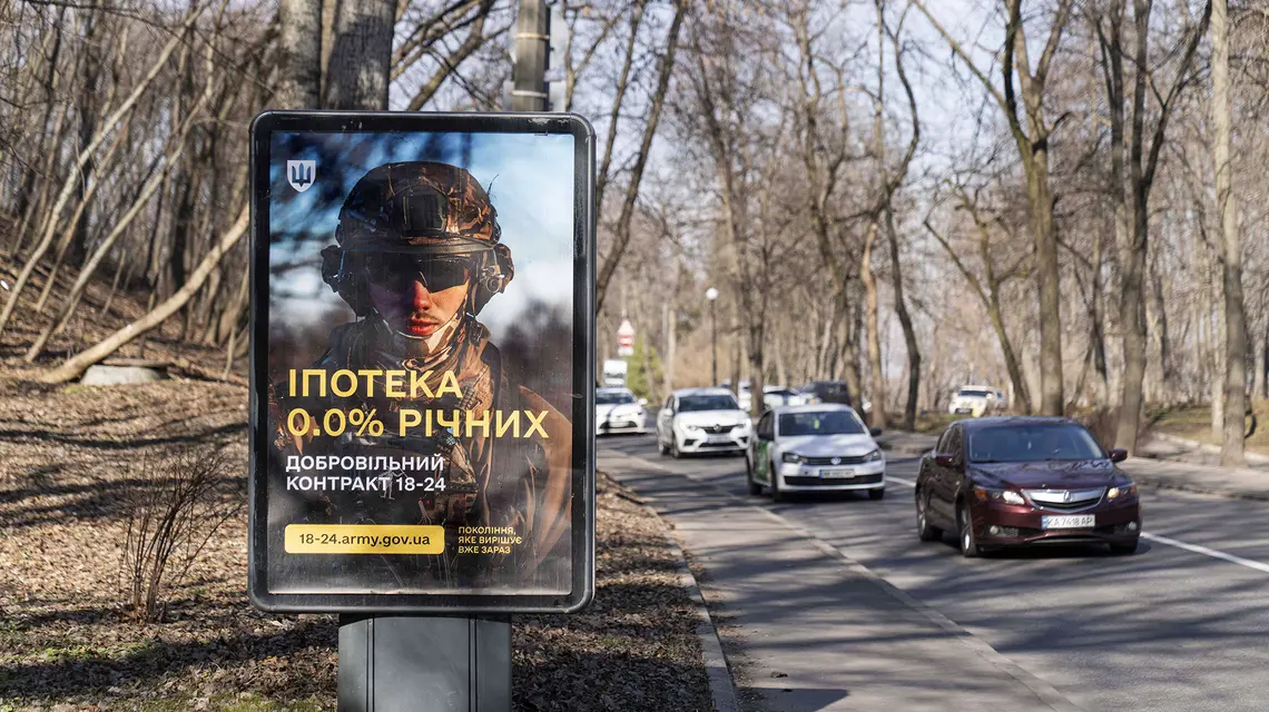 Reklama zachęcająca do wstąpienia do ukraińskiego wojska, skierowana do osób od 18 do 24 roku życia. Na Ukrainie mobilizacji wojskowej podlegają mężczyźni od 25 roku życia, w obliczu braku zasobów ludzkich ukraińska armia szuka sposobów na rekrutację młodszych osób | fot. Imago/East News