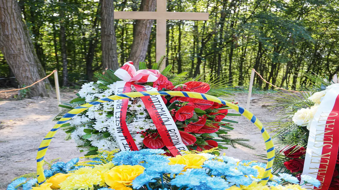 Uroczysty pogrzeb polskich ofiar rzezi wołyńskiej na terenie nieistniejącej już dziś wsi Puźniki w obwodzie tarnopolskim na Ukrainie, 6 września 2025 r. Wcześniej, w kwietniu, polsko-ukraiński zespół badaczy ekshumował szczątki 42 osób zamordowanych przez UPA podczas ataku na wieś w nocy z 12 na 13 lutego 1945 r. Były to pierwsze ekshumacje od czasu wydania w 2017 r. przez Ukraiński Instytut Pamięci Narodowej zakazu prowadzenia prac poszukiwawczych | Fot. Wojciech Olkuśnik/East News