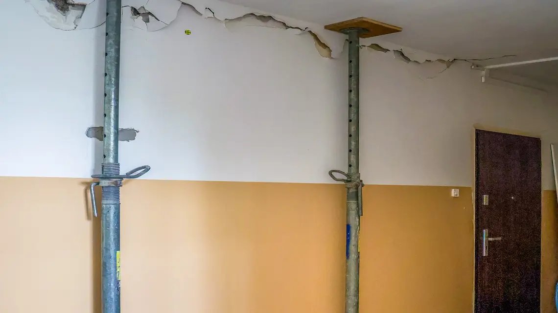 Mieszkańcy bloku na warszawskim Ursynowie od 2009 roku zgłaszali postępujące pęknięcia ścian oraz pogarszający się stan techniczny budynku, Warszawa, 10 czerwca 2026 r. | fot. Paweł Wodziński/East News