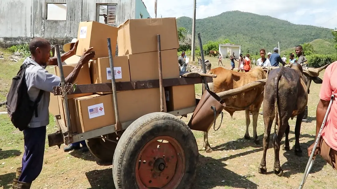 Wolontariusze Caritas dystrybuują pomoc humanitarną wysłaną ze Stanów Zjednoczonych dla mieszkańców dotkniętych huraganem Melissa w wiosce Hongolosongo we wschodniej Kubie, 18 czerwca 2026 r. Pomimo utrzymywania szeregu sankcji, które potęgują nędzę Kubańczyków, Waszyngton nadal wysyła pomoc dla ofiar Melissy za pośrednictwem Caritas | Fot. AFPTV STRINGER/AFP/East News