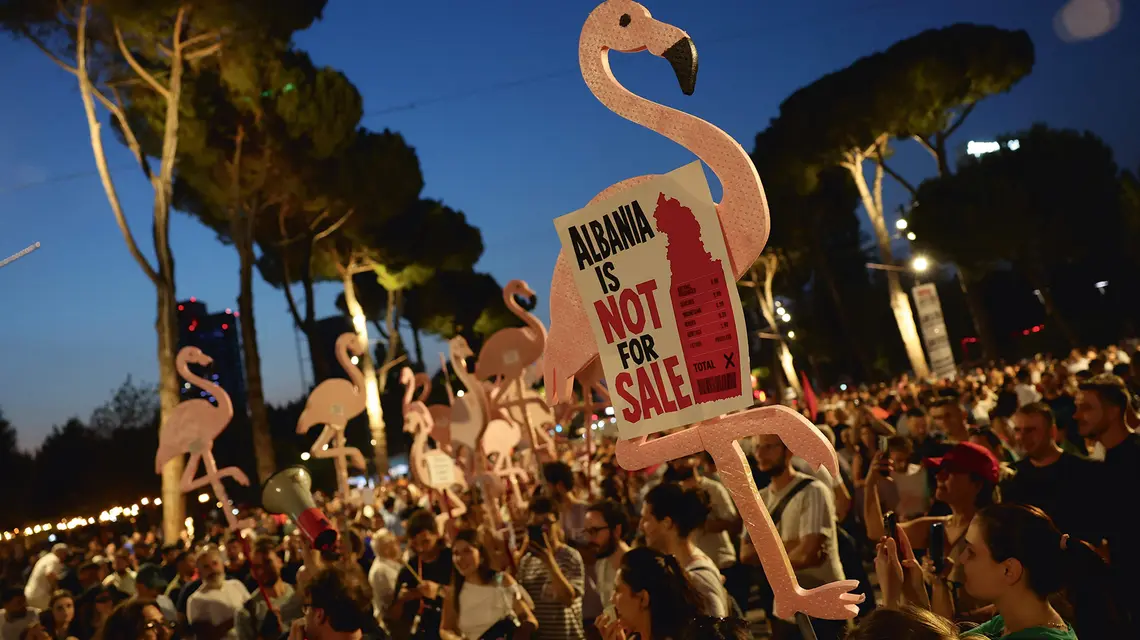 Protest na ulicach Tirany, 27 czerwca 2026 r. Albania nie na przedaż  – to hasło bardzo często wznoszone przez demonstrantów | fot. Adnan Beci/AFP/East News
