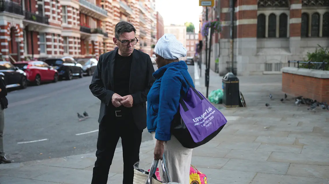 Andy Burnham rozmawia z Hubarem, osobą w kryzysie bezdomności, podczas spotkania z bezdomnymi na ulicy w towarzystwie pracowników londyńskiej organizacji charytatywnej The Passage, poniedziałek 20 lipca 2026 r. | fot. Christopher Furlong/Associated Press/East News