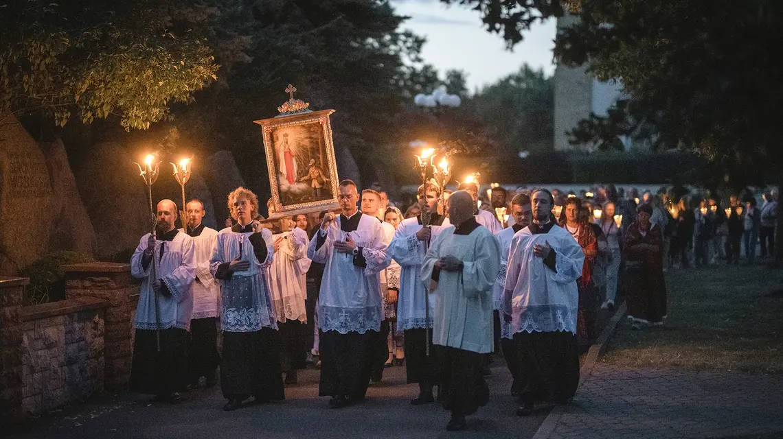 Uczestnicy warsztatów co roku włączają się w apel maryjny i procesję ze światłami organizowaną w pierwszą sobotę miesiąca w licheńskim sanktuarium | Fot. Piotr Łysakowski 