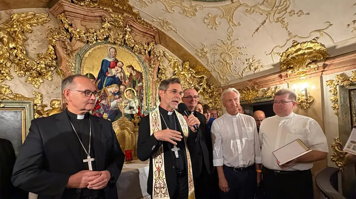 Inauguracja pielgrzymki odbyła się w kaplicy św. Stanisława Kostki przy Kurrentgasse 2, w domu, w którym mieszkał święty podczas pobytu w Wiedniu. Pielgrzymów pobłogosławił metropolita wiedeński abp Josef Grünwidl | fot. Materiały prasowe/kostka300.pl