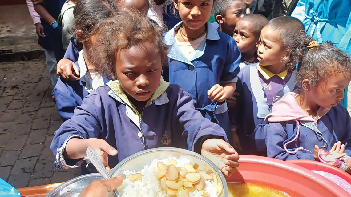 Wydawanie posiłków w „podwórkowej stołówce” sióstr franciszkanek w Antananarywie na Madagaskarze | fot. Materiały prasowe/SMZ KS