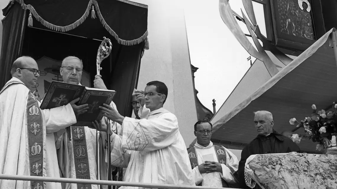 Prymas Polski kard. Stefan Wyszyński w otoczeniu paulinów na Jasnej Górze podczas odnowienia Jasnogórskich Ślubów Narodu Polskiego, 26 sierpnia 1966 r. | Fot. NAC