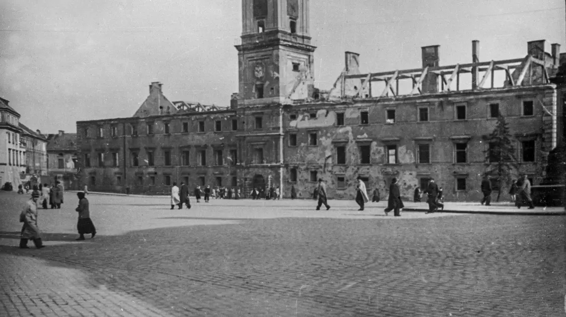 Zamek Królewski w Warszawie spłonął 17 września 1939 r. w wyniku niemieckiego ostrzału artyleryjskiego, później został ograbiony, a w 1944 doszczętnie zniszczony | fot. Narodowe Archiwum Cyfrowe