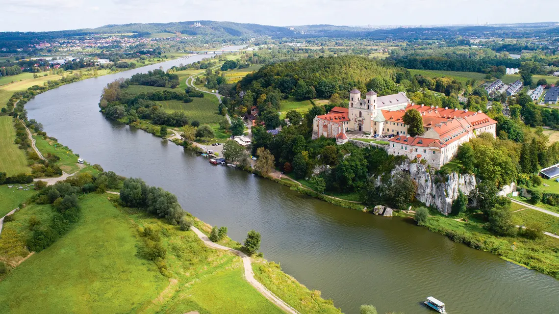 Widok z powietrza na Opactwo Benedyktynów w Tyńcu nad Wisłą. Zabytkowy klasztor na wapiennym wzgórzu | fot. Jacek/Adobe Stock