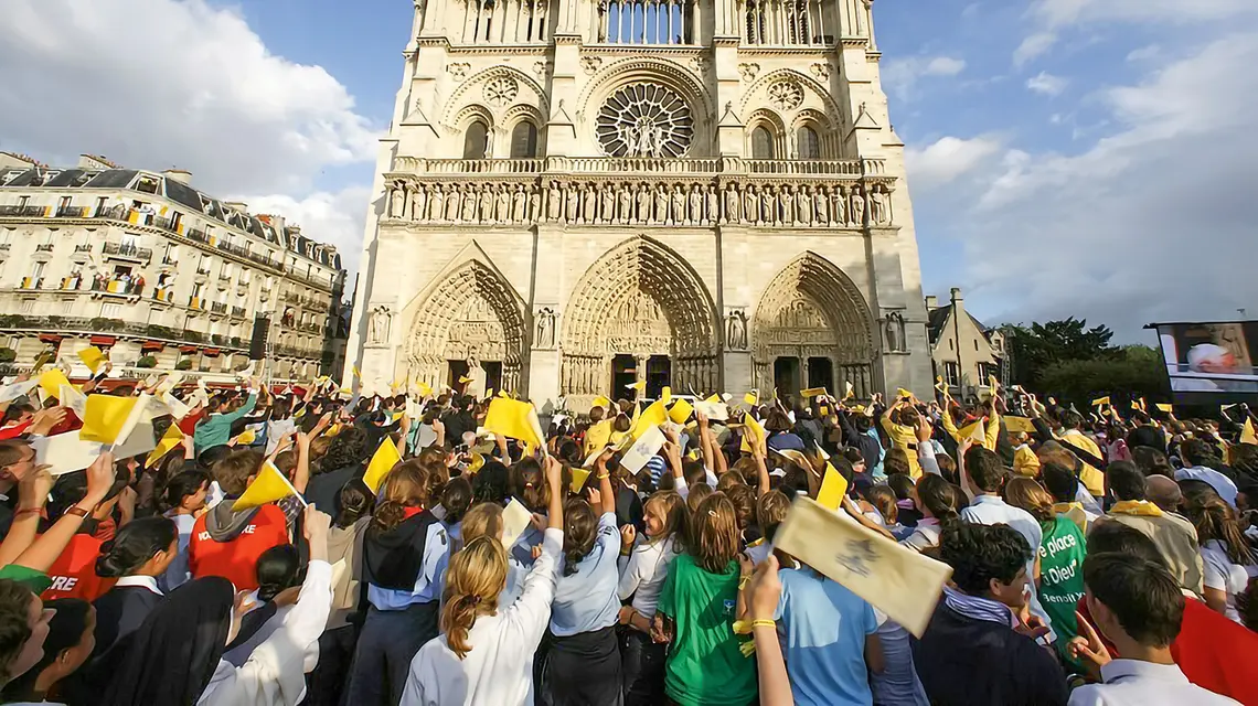 Tłum wiernych wiwatujący na cześć Benedykta XVI przed Katedrą Notre Dame podczas jego wizyty apostolskiej we Francji. 12 września 2008 r. | fot. Godong/UIG/East News