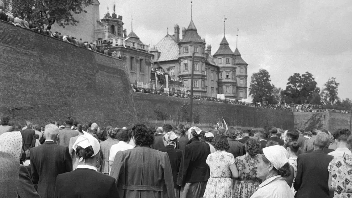 Stragany z pamiątkami pod murami klasztoru, Częstochowa, 1956 r. | fot. Akg-images/Erich Lessing/East News