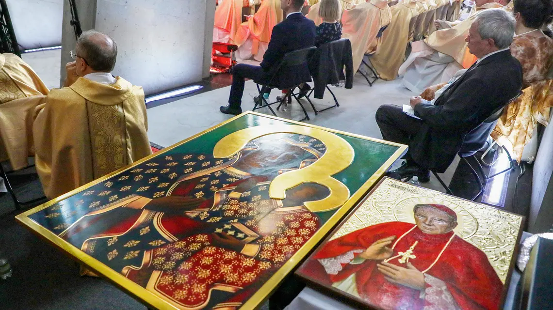 Wizerunek Matki Bożej Częstochowskiej – symbol polskiej tożsamości – w towarzystwie wizerunku bł. kard. Stefana Wyszyńskiego, wielkiego czciciela Madonny z Jasnej Góry. Uroczystości beatyfikacyjne w Świątyni Opatrzności Bożej w Warszawie, 12 września 2021 r. | Fot. Jakub Kaminski/East News