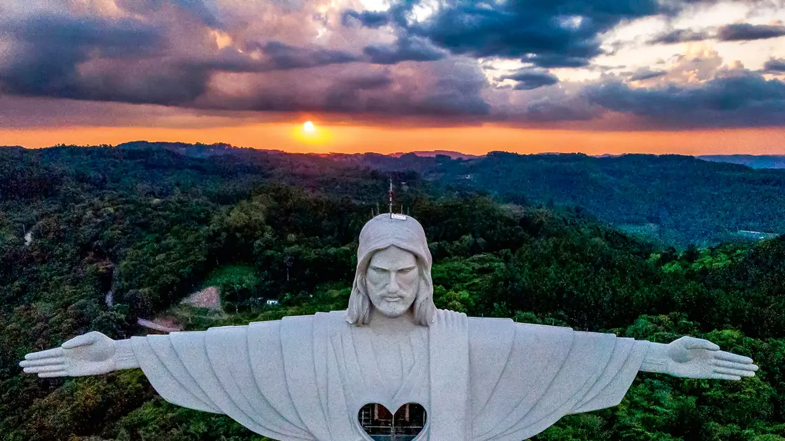 Pomnik Chrystusa Opiekuna w Encantado w Brazylii (43, 5 m wysokości, w tym sama figura 37, 5 m, tu widoczny fragment) przewyższył posąg Chrystusa Odkupiciela w Rio de Janeiro, ustępując jednak m.in. figurze Chrystusa Króla w Świebodzinie | Fot. Emin Sansar/EAST NEWS