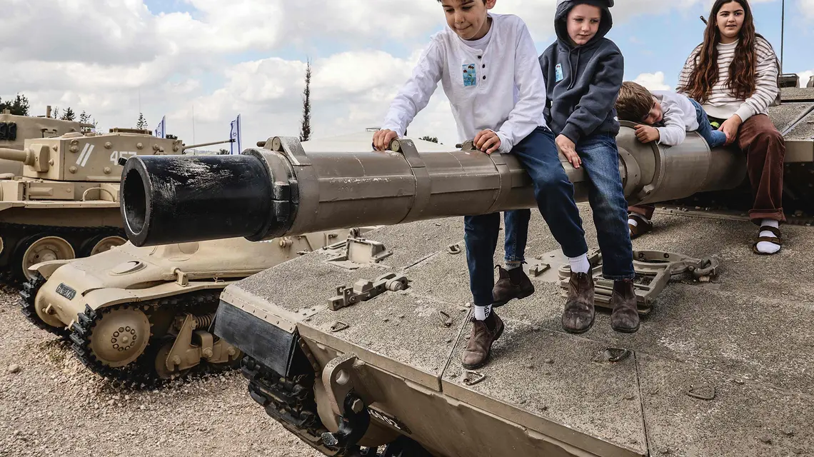 Izraelskie dzieci w muzeum wojsk pancernych na wzgórzu Latrun, 21 kwietnia 2026 roku | fot. Jack Guez/AFP/East News