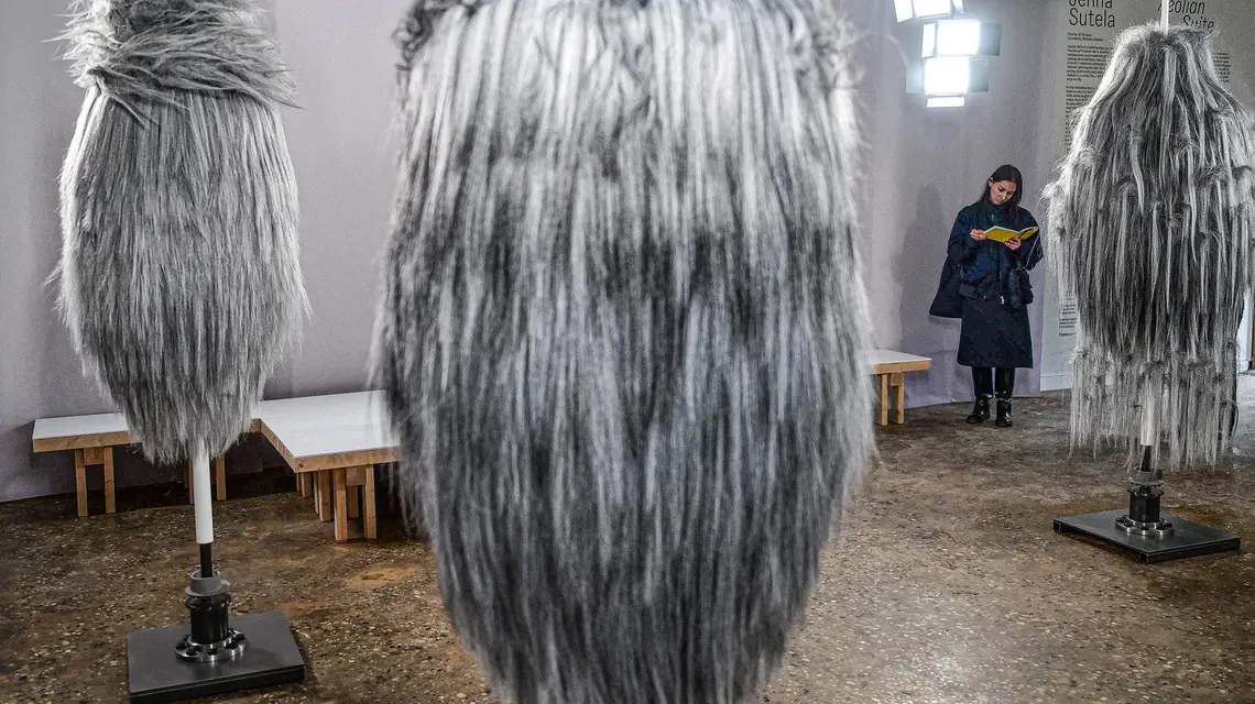 Instalacja Aeolian Suite fińskiej artystki Jenny Suteli udostępniona podczas dni prasowych przed Biennale w Wenecji, 5 maja 2026 r. Instalacja czerpie inspirację z naturalnych ruchów powietrza oraz nagrań wiatru m.in. w Wenecji i Helsinkach i przekształca pawilon Finlandii w żywy, dźwiękowo-ruchowy pejzaż | Fot. MARCO BERTORELLO/AFP/East News