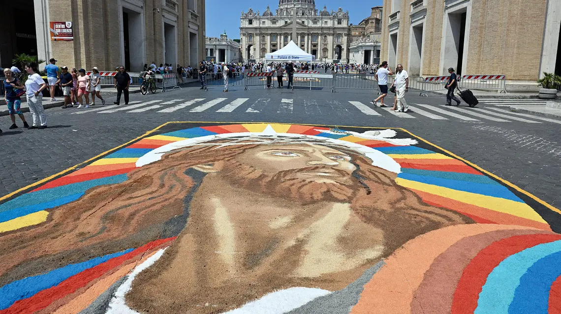Infiorata to tradycja układania artystycznych dywanów z płatków kwiatów i roślin na ulicach z okazji ważnych uroczystości religijnych, najsilniej związana z Włochami. Na zdjęciu: dywan kwiatowy przedstawiający Jezusa ułożony w uroczystość Świętych Piotra i Pawła, 29 czerwca 2026 r. | Fot. IMAGO/ALESSIA GIULIANI/East News
