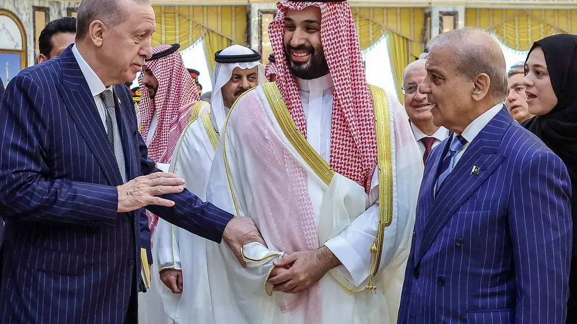 Książę koronny Arabii Saudyjskiej Mohammed bin Salman (pośrodku), prezydent Turcji Recep Tayyip Erdoğan (z lewej) oraz premier Pakistanu Shehbaz Sharif podczas podpisania trójstronnego paktu obronnego | Fot. HANDOUT/AFP/East News