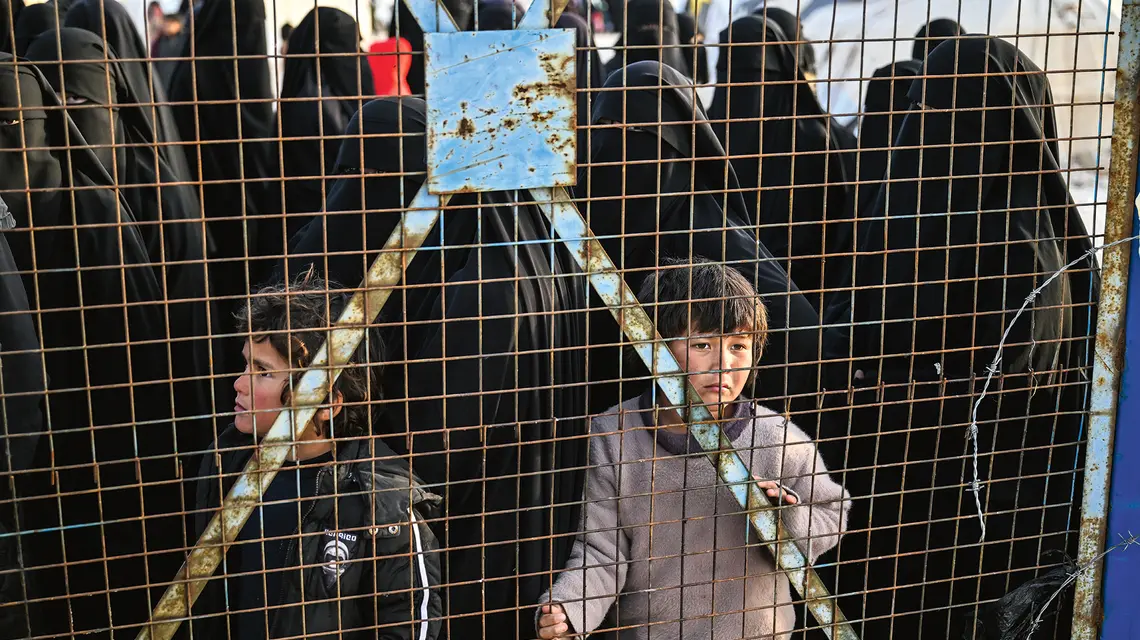 W obozach takich jak Al-Hol zamknięto 12 tys. bojowników tzw. Państwa Islamskiego. Razem z nimi zatrzymano i osadzono 70 tys. kobiet i dzieci | fot. Abdulmonam Eassa/Getty Images