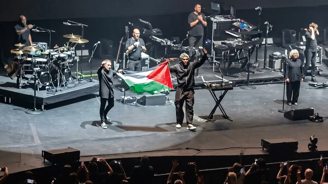 Za rozwinięcie flagi Palestyny w czasie koncertu w Singapurze 29 lipca br. grupa Massive Attack trafiła do aresztu i otrzymała bezterminowy zakaz wjazdu do kraju | Fot. Screen/Fb