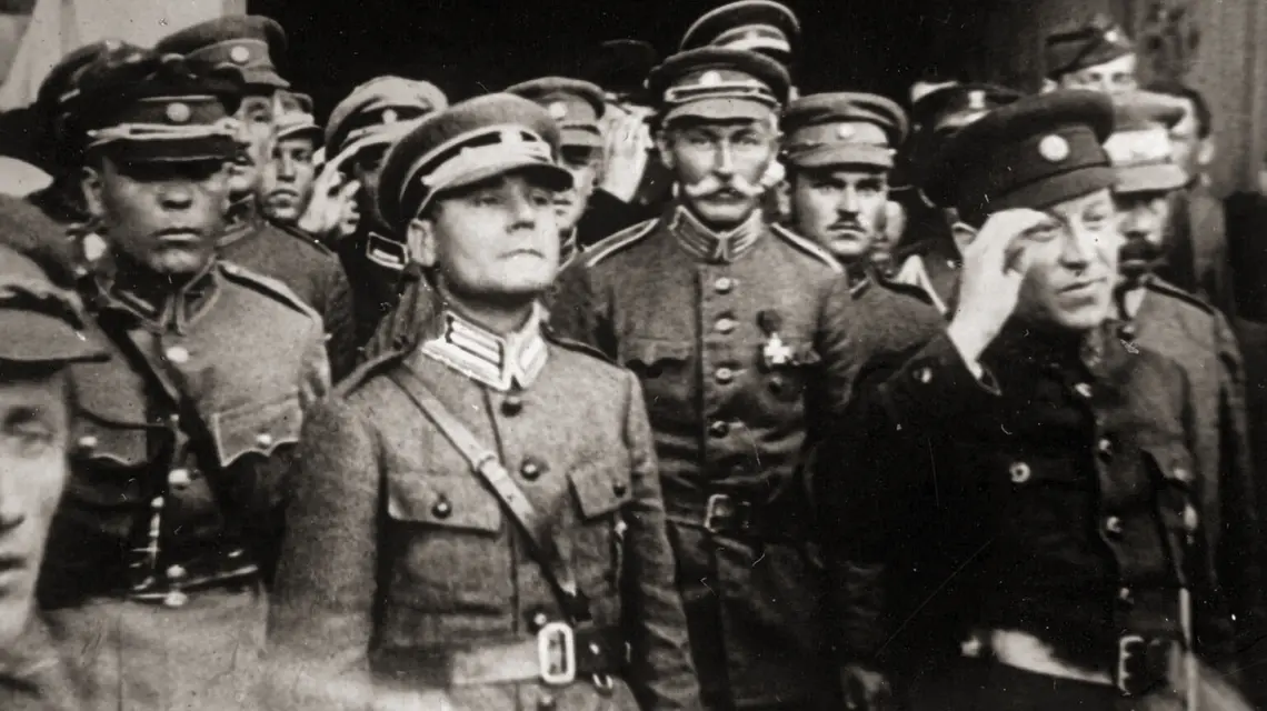 Symon Petlura (z prawej) i oficerowie armii Ukraińskiej Republiki Ludowej – wśród nich płk Marko Bezruczko (w środku, na pierwszym planie) – 23 maja 1920 r., w Kijowie. Obowiązujące wówczas polsko- -ukraińskie porozumienie zakładało wspólną walkę z bolszewikami, wyzwolenie Ukrainy i uznanie przez Polskę jej niepodległości | Fot. WikimediaCommons